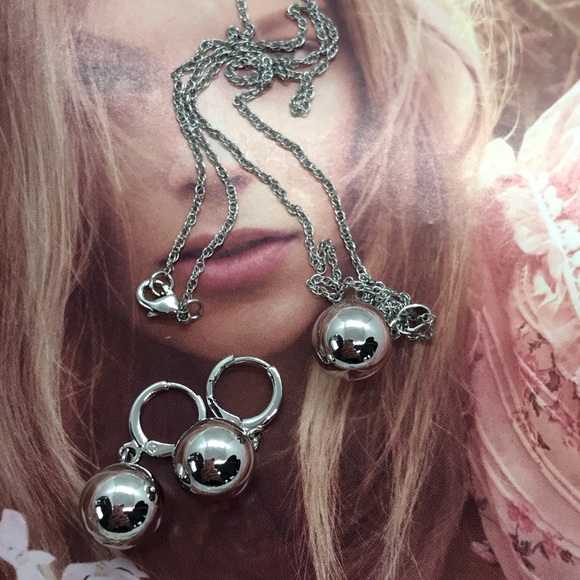 White Gold Plated Set Earrings and Necklace - Picture 2 of 4